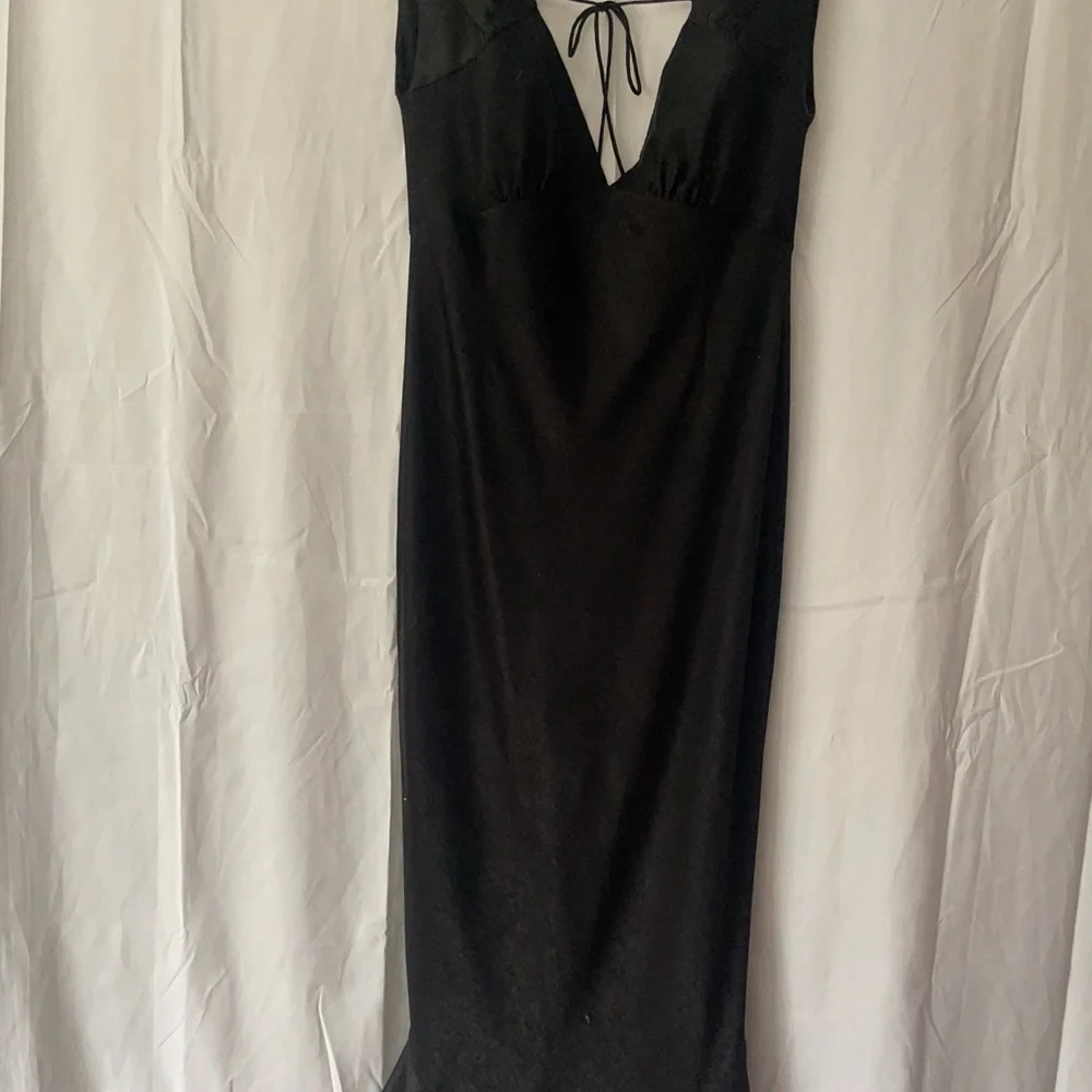 Lovers + Friends Ava Off the Shoulder Black Hammered Satin Fabric midi dress - Picture 3 of 8